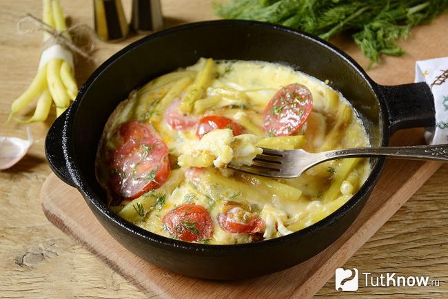 Омлет со стручковой фасолью и помидорами на сковороде