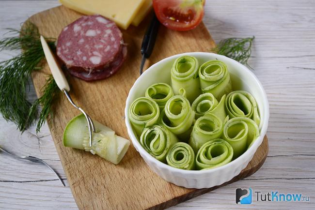 Вид сверху на миску с маринованными кабачками