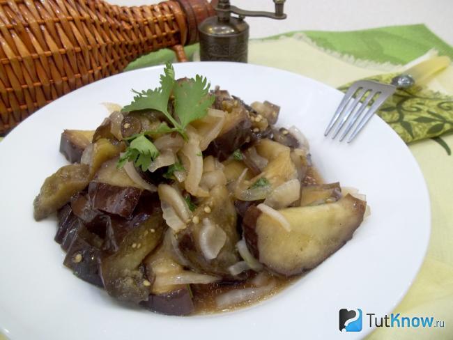 Готовые маринованные запеченные баклажаны