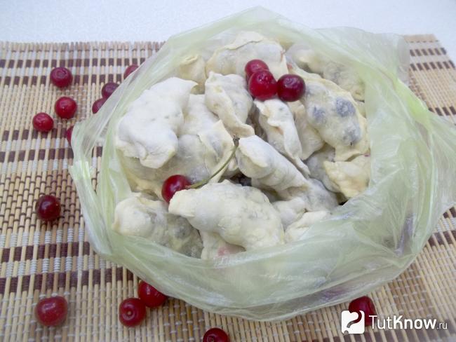 Готовые замороженные вареники с вишней