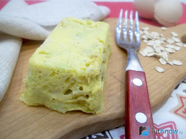Сырный омлет с кабачками и овсянкой в микроволновке