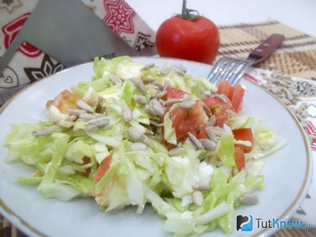 Готовый салат с брынзой, капустой, помидорами и семечками