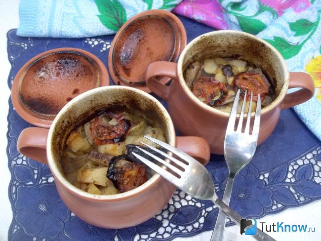 Готовые горшочки с картошкой, субпродуктами, помидорами и кабачками