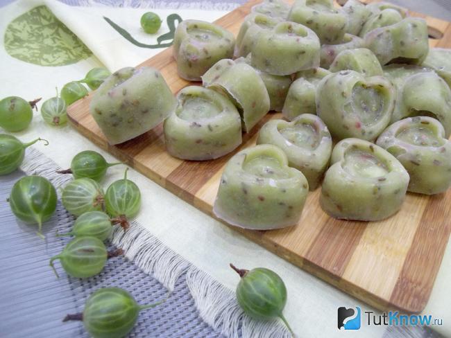 Готовое замороженное пюре из крыжовника с сахаром