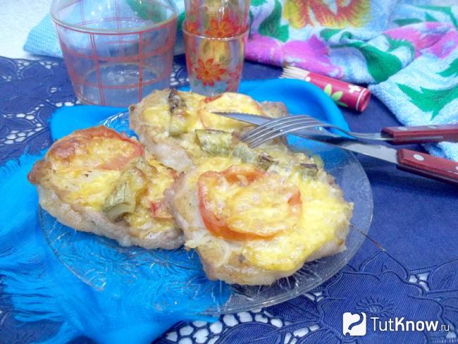 Готовые отбивные в духовке с кабачками, помидором и сыром