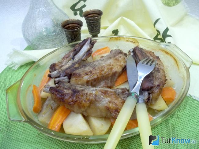 Готовые ребрышки с картошкой со сливками запеченные в духовке