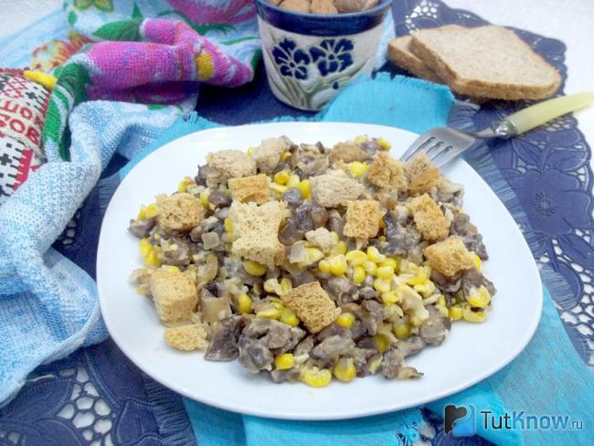 Готовый салат с кукурузой, грибами и сухариками