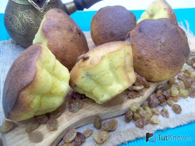Готовые творожные маффины с изюмом