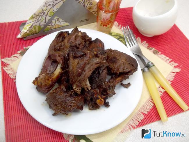 Готовая утка кусочками в медово-молочном соусе