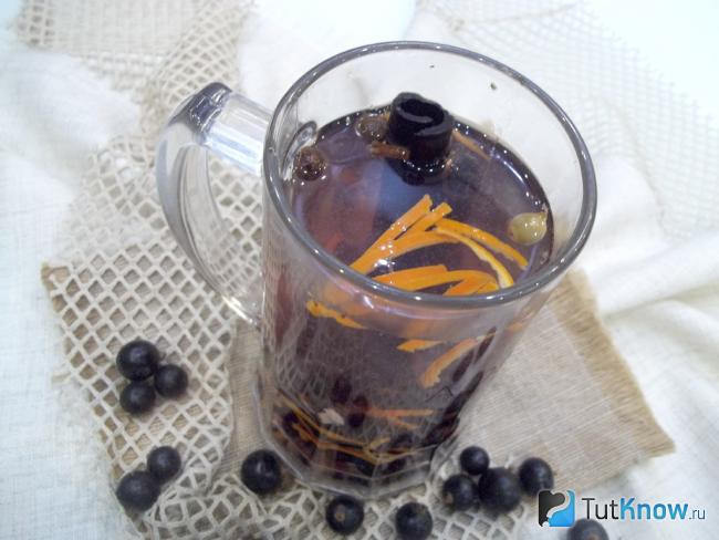 Готовый чай с черной смородиной, медом, цитрусовыми и корицей