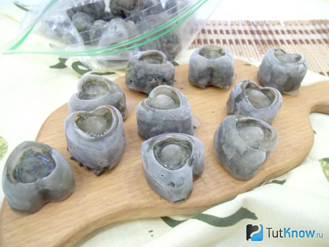 Готовая замороженная мята кубиками льда на зиму