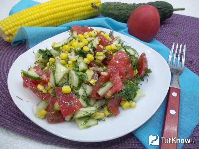 Готовый овощной салат с вареной кукурузой
