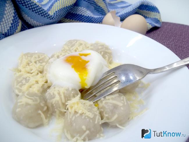 Готовые пельмени с сыром и яйцом-пашот