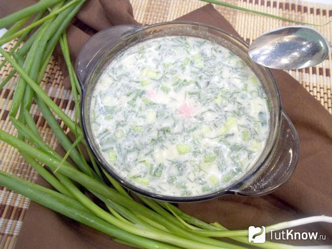 Готовая окрошка с колбасой на воде и сметане