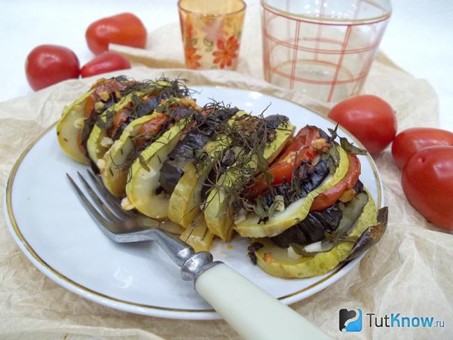 Готовые запеченные баклажаны с кабачками под соусом