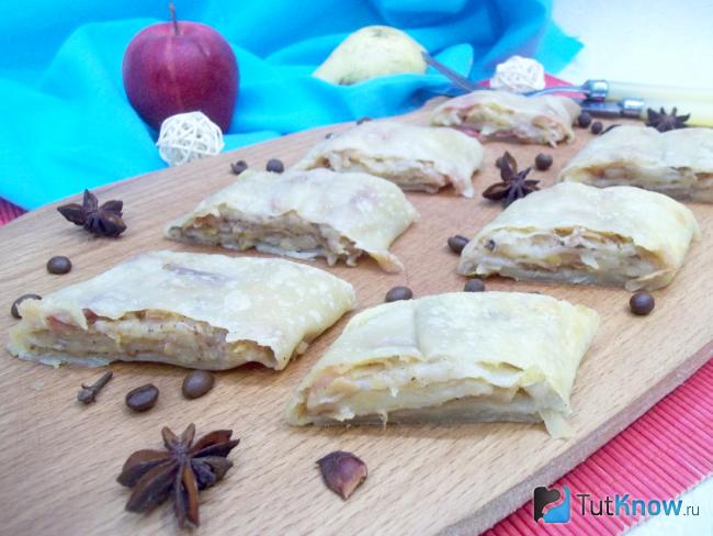 Готовый рулет с грушами