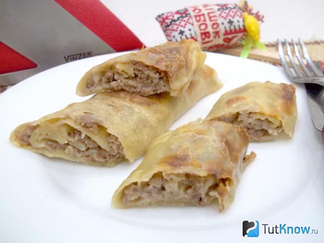Готовый рулет с мясной начинкой