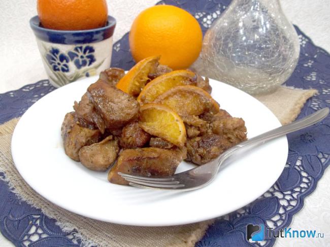 Готовое тушеное мясо с апельсинами