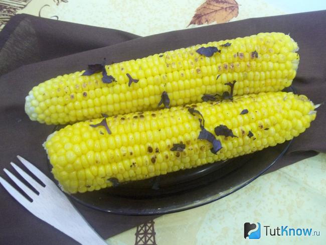 Готовая жареная кукуруза на сковороде