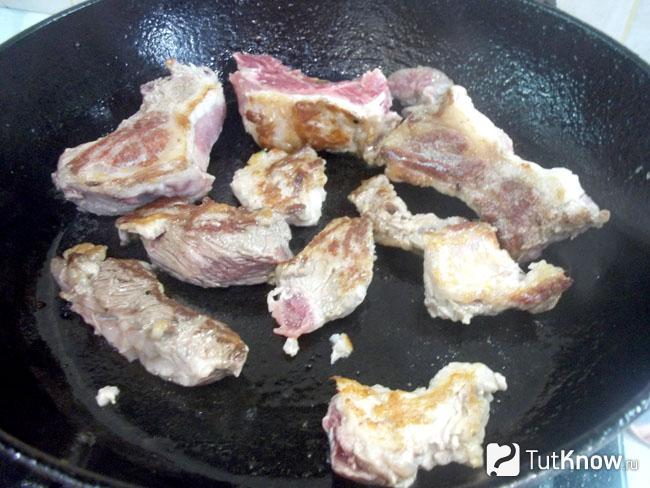 Мясо жарится в сковороде