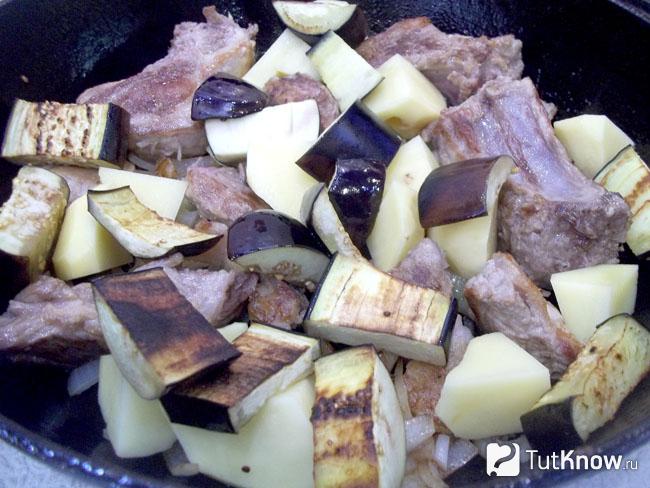 Баклажаны добавлены к мясу