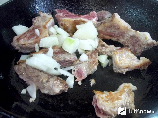 К мясу добавлен репчатый лук