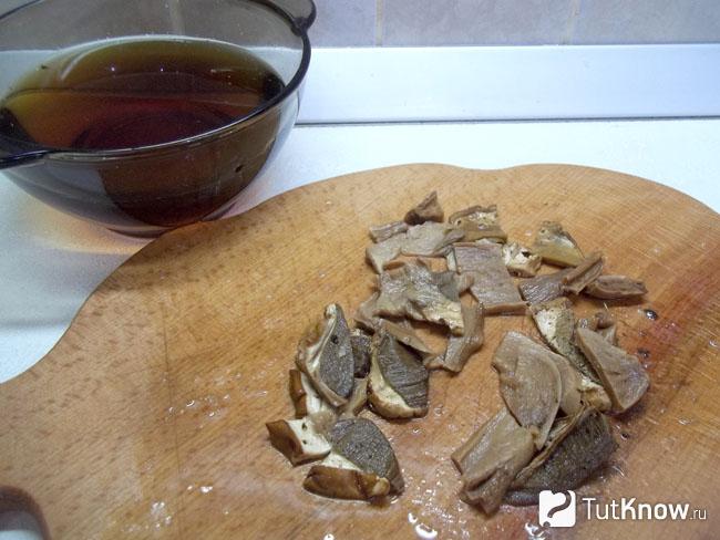 Замоченные сушеные грибы нарезаны