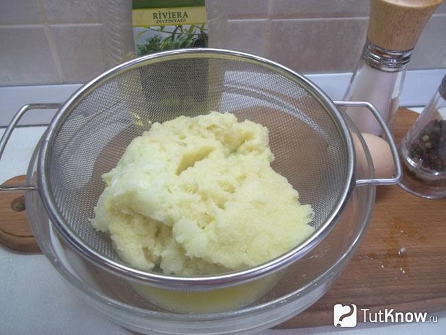 Картофельная масса переложена в сито