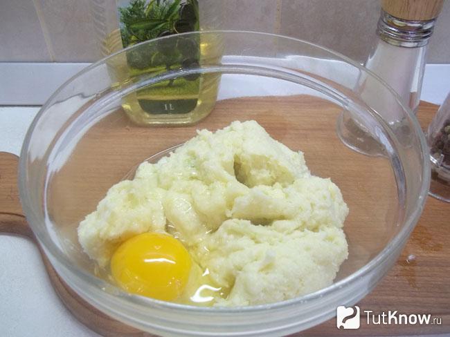 В картофельную массу добавлены яйца