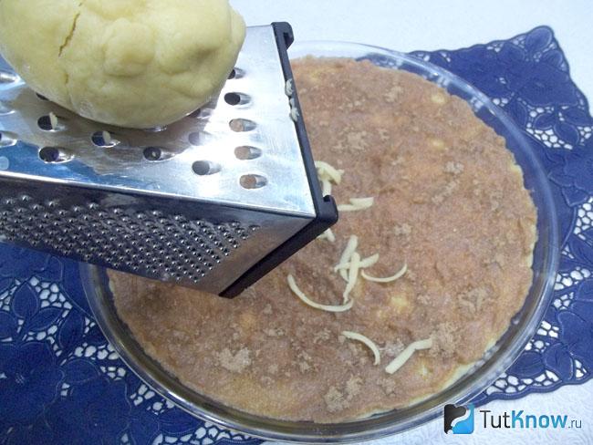 Варенье присыпано сырной стружкой