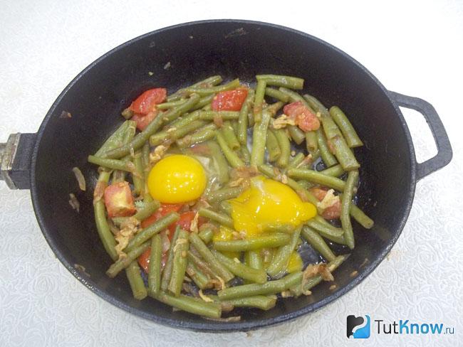 Овощи залиты яйцами