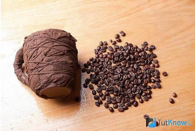 Украшенная чашка и кофейные зёрна