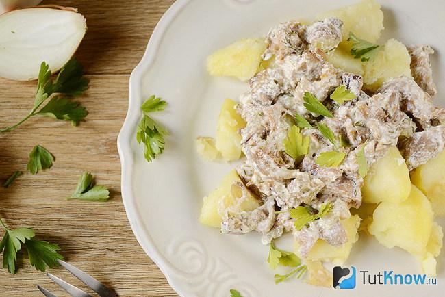 Жареные лисички в сметане готовы
