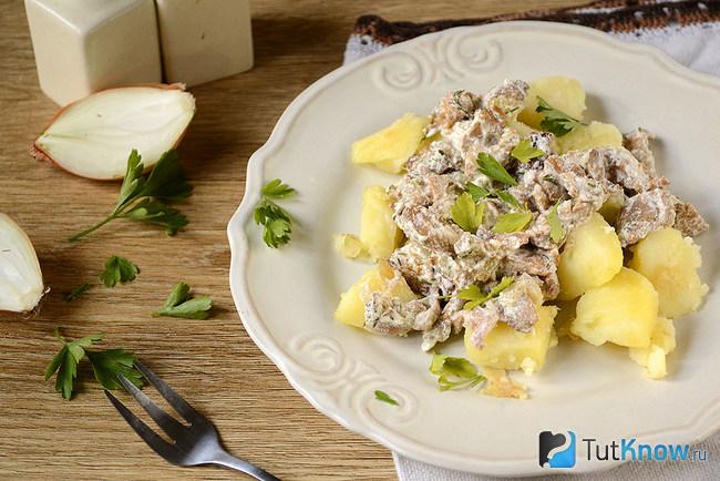 Жареные лисички в сметане поданы к столу