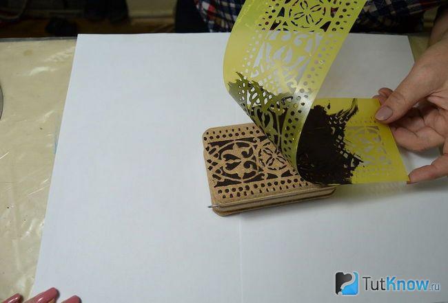 Трафарет снимается со шкатулки после грунтовки