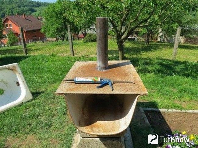 Начало сборки печи из чугунной ванны
