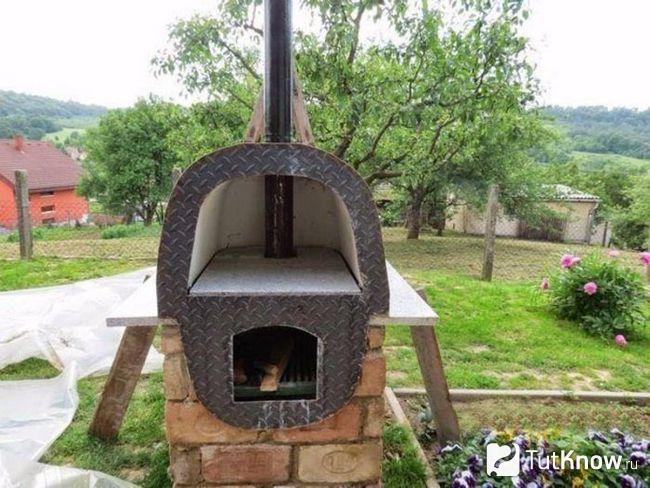 Передняя сторона печи из чугунной ванны