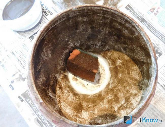 Внутренняя поверхность чугунка покрывается коричнево-белой краской