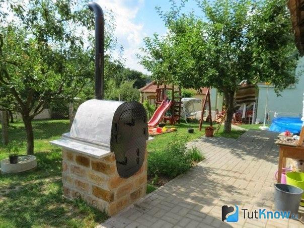 Печь из чугунной ванны на дачном участке