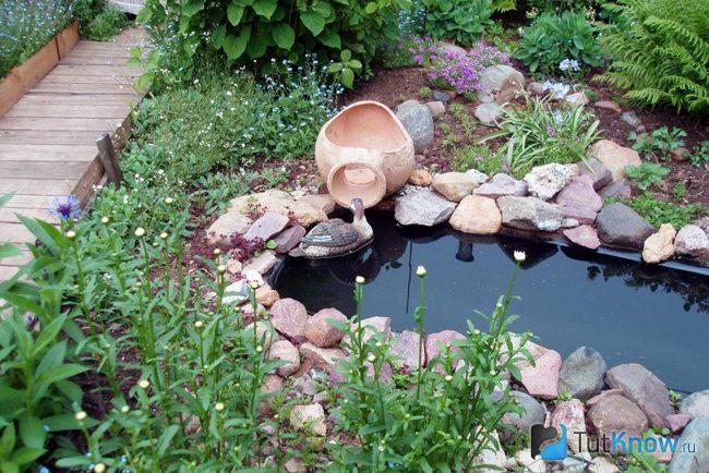 Компактный пруд, сделанный из чугунной ванны