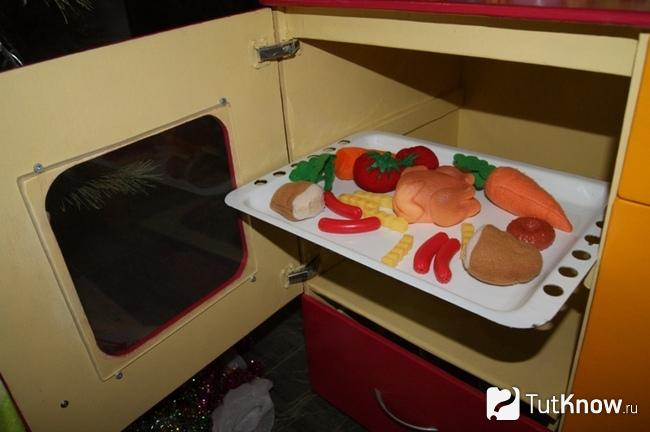 Игрушечные овощи в духовке детской кухни
