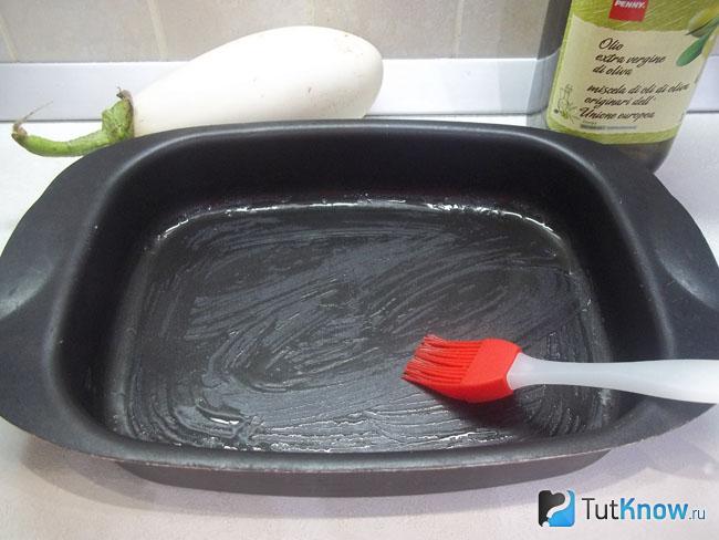 Противень для запекания смазан маслом