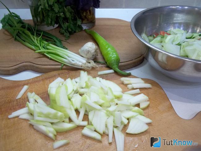 Яблоки нарезаны соломкой