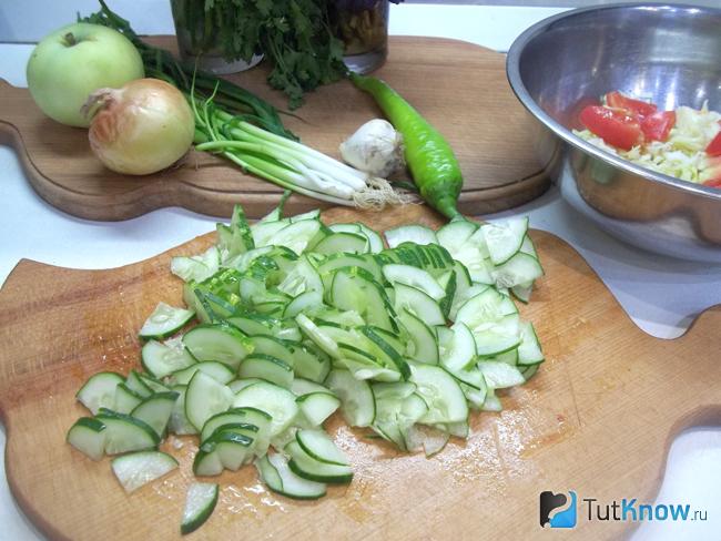 Огурцы нарезаны полукольцами