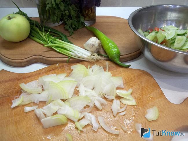 Репчатый лук нашинкован