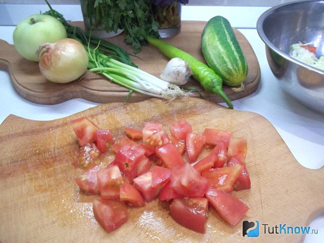 Помидоры нарезаны кубиками