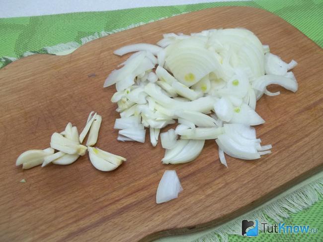 Лук и чеснок нашинкованы