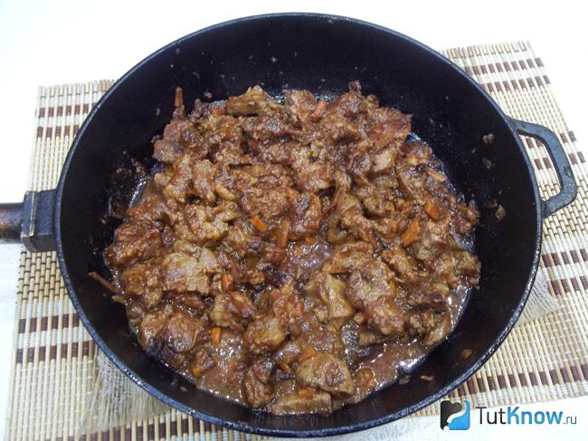 Готовый мясной гуляш из свинины с подливой