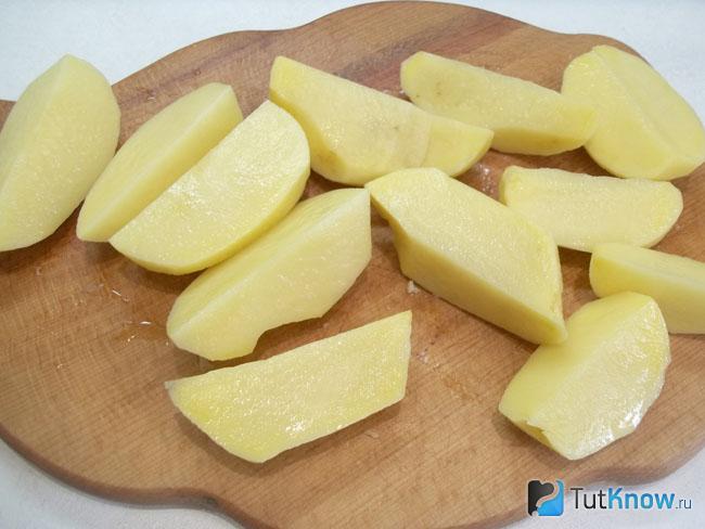 Картошка очищена и нарезана дольками