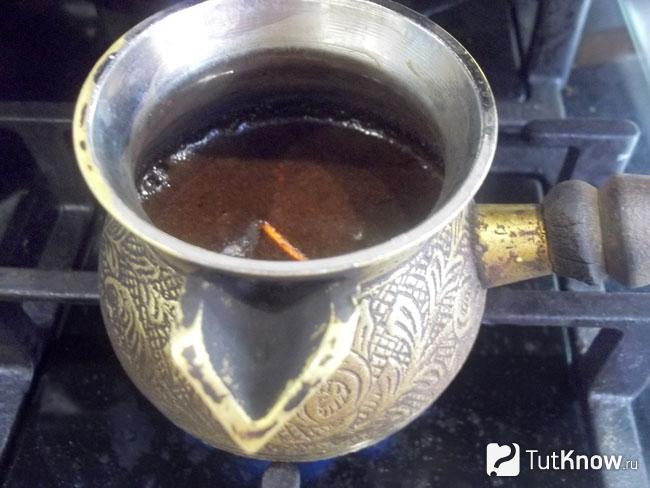 В турку налита вода
